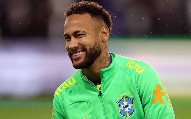 ネイマール、自身初のW杯制覇へ向けカタール入り「アーティストのスーツ、プレーヤーのセンス」