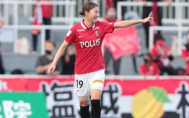 「セーター姿も可愛らしい」浦和L塩越柚歩が銀杏の下で萌袖披露「素敵すぎます」「So cute！」