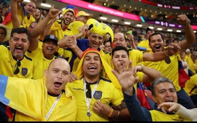 「ビールをくれ！」会場でのアルコール販売が中止されたカタールW杯でサポーターが大合唱！