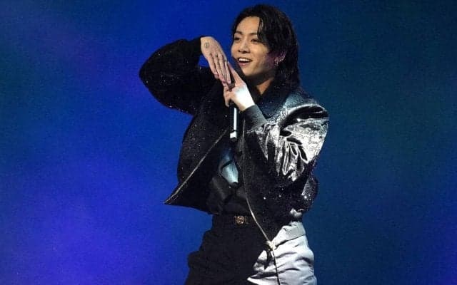 「どうかケガをしないように！」開会式が話題のBTS・ジョングク、韓国代表を激励し記念撮影「結果を残して欲しい」