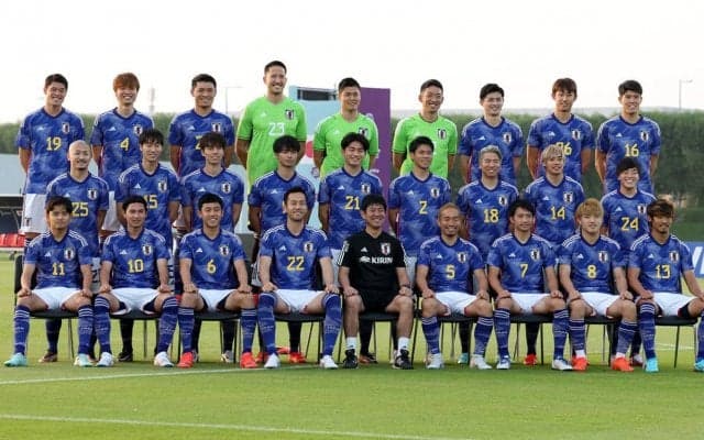 「大事なチームメイト」「いいチーム」日本代表が粋な計らい！ 胃袋を支える西芳照シェフがキャプテンマークで集合写真に！