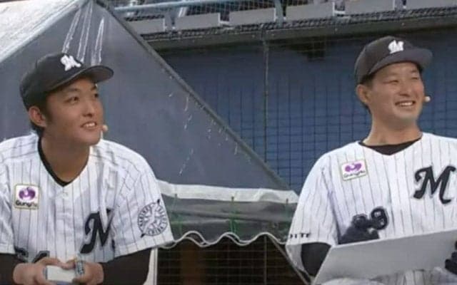 短すぎるバットに場内爆笑　誰もが分かる“超誇張モノマネ”が「面白すぎる」