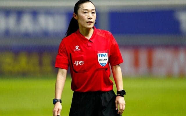 今大会唯一の日本人審判員である山下良美さん、ベルギーvsカナダで第4審を担当