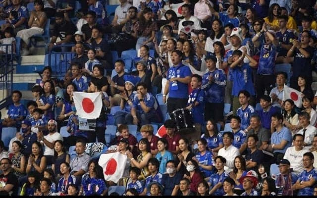 「これが日本の文化なんだ」W杯開幕戦でゴミ拾いする日本人サポーターを海外称賛「まさか本当だとは思わなかった」