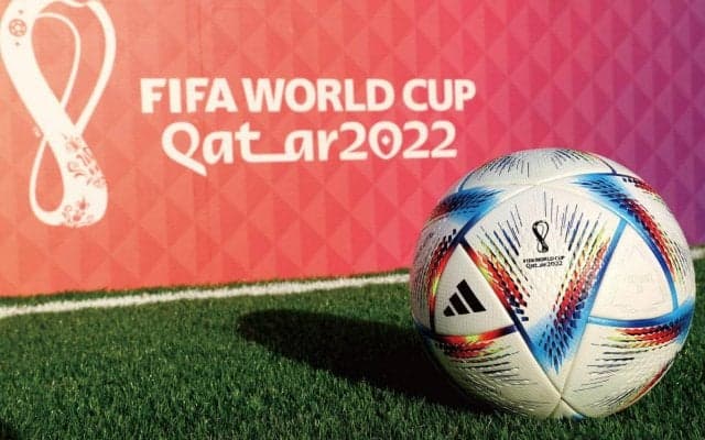 アルコール禁止では？  カタールW杯、VIP席にワインとシャンパンが並ぶ