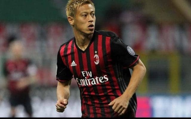 名門ミランの10番を着けた2人がカタールで再会！本田圭佑がレジェンドとの2ショットを披露「最近の子供たちは分かってくれるかなー？」