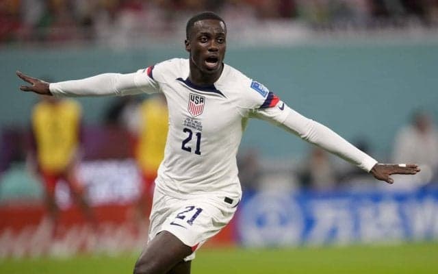 ｢レジェンドの遺伝子は生きています｣\"リベリアの怪人\"の息子・アメリカ代表FWティモシー・ウェアの「右足アウトサイド\"技巧的\"ゴール｣に反響! 「あそこで右足アウトで打つのは父親譲り」