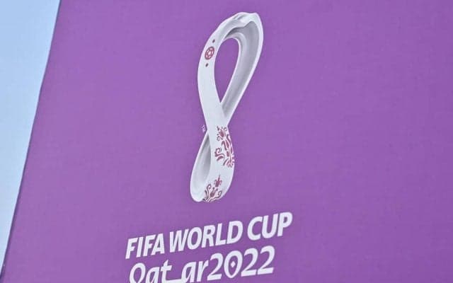 「癖が強すぎる」カタールW杯を戦うウェールズ代表、試合前に「奇妙な集合写真」を披露! お馴染みの”アンバランスな並び方”がSNSで話題に