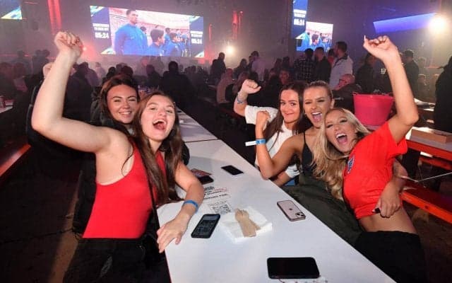 グラマー女優がセクシーコスで復帰！ イングランド代表の躍進願う「幸運をもたらせれば」