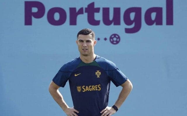 ｢こんな笑い方なんだ｣C・ロナウドがポルトガル代表の同僚DFペペの\"似顔絵\"に挑戦するも…完成品を見て大爆笑! ｢15万超再生｣を記録した話題の映像