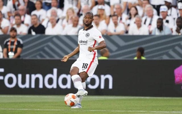 日本代表・鎌田大地＆長谷部誠のチームメイトによる｢試し斬り｣が反響! 巻藁の両断にファンから｢Sensei｣の声が挙がる