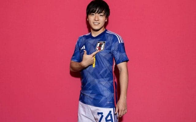 日本代表FW相馬勇紀の妻・森山るりさんが生後6カ月の子供との3ショット公開、成長にも感慨「首が座り寝返りが出来るように…」