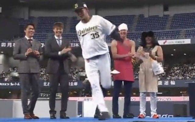 「めちゃめちゃ笑った」　新ワード“ビールかけの比嘉”がトレンド入りして話題「面白すぎ」