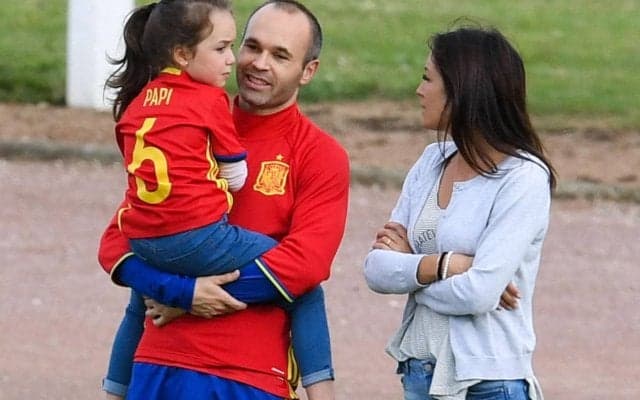 「VIP席じゃないの？」家族でスペイン代表のW杯初戦を見守るイニエスタの姿が反響！「近くだったら驚く」