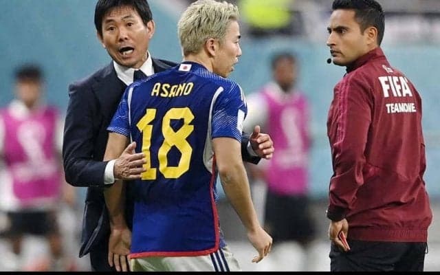 「こんなん泣いちゃうよ」ドイツ戦後にアツく抱き合った2人、浅野拓磨と森保監督の9年前の1コマにファンも感激「美しい師弟関係」