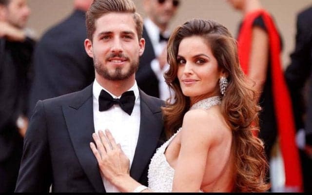 何頭身なんだ！ドイツ代表GKのスーパーモデル妻が圧倒的なスタイルを披露！日本戦を見守った姿に「脚長すぎ」