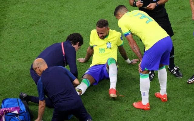 ネイマールがベンチで涙…今後の出場は危うい？大きく腫れた右足にチームドクター「24〜48時間待たなければ」、負傷後のプレーは「驚くばかり」