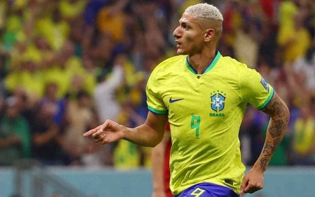 「キャプテン翼やん」ブラジル代表FWリシャルリソンが衝撃の”アクロバティックボレー弾”を叩き込む! カタールW杯にて「今のところ大会ベストゴール」と絶賛のゴラッソ