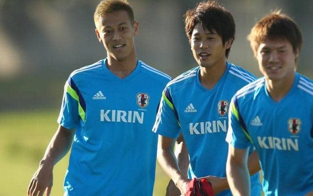 「このメンツえぐ」「かっこよ」解説が話題の本田圭佑、戦友・内田篤人とカタールで再会し肩組み2ショット…コスタリカ戦の注目は「タケが活躍しないことには」