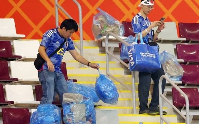 プレーだけじゃない！日本代表とサポーターの試合後の行動に世界から称賛の嵐！メディアは「尊敬」「どうもありがとう」