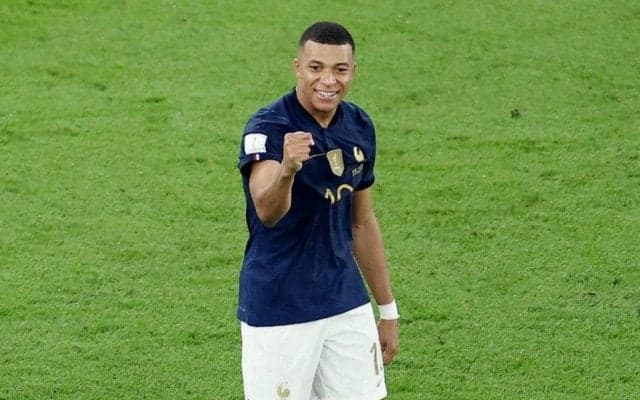 ｢異次元のプレー｣フランス代表FWエムバペの｢モモ｣での決勝ゴールが｢やっぱりスゲェなぁ｣など話題に! 背番号10が2ゴールの活躍で前回王者の決勝トーナメント進出に貢献