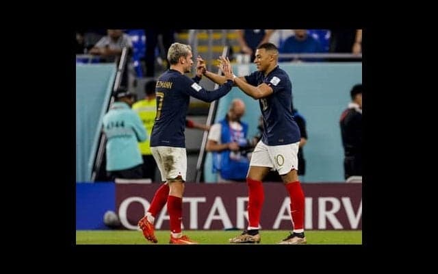 フランス、カタールＷ杯16強一番乗り。前線４人が織りなす「立体感」に目を見張る