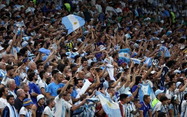 カタールW杯でサポーター同士が乱闘…流血のアルゼンチンサポはユニが血まみれに