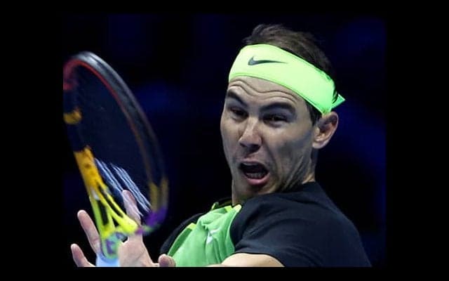 ナダル 空港でリフティング披露