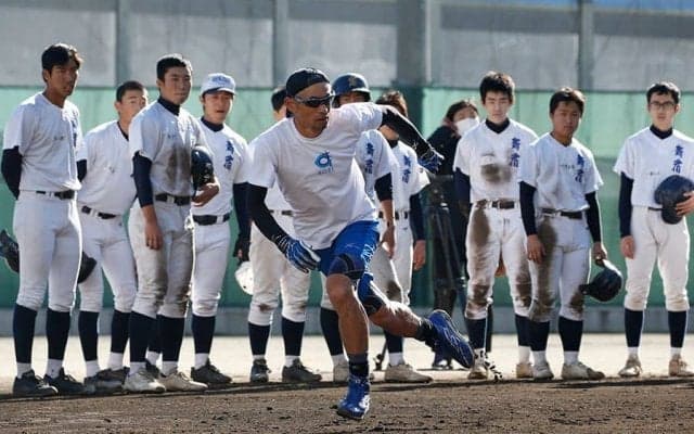 イチロー氏「僕の興味で来ました」　都立新宿高を電撃訪問、ノック170本に生徒泥だらけ