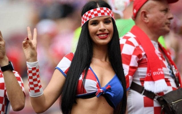 「美しい王女」元ミス・クロアチアの女性サポーターの“ハイレグ”姿が物議、カタールでの“セクシー”衣装に「他国の文化を尊重すべき」