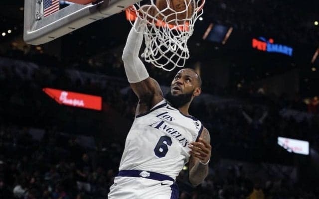 レブロンが7本の3Pを沈め39得点と大車輪の活躍…レイカーズが敵地でスパーズに連勝