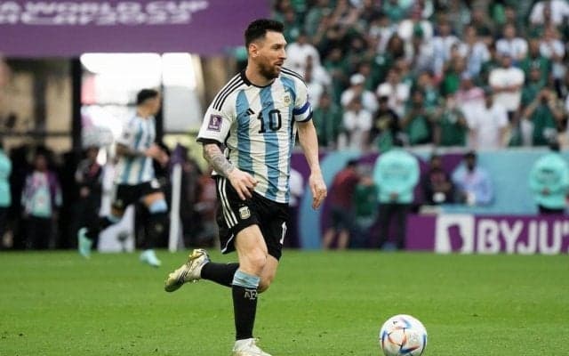 ｢涙腺ぶち壊れてその後から試合の記憶ない｣アルゼンチン代表FWメッシのゴールにより、｢憧れの存在｣パブロ・アイマールがベンチで涙! チームを救ったゴール直後の様子に｢1万超いいね｣