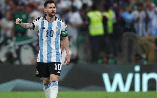 メッシの妻はおへそがちらり、歓喜のスタジアムから「バモス、アルゼンチン!!」