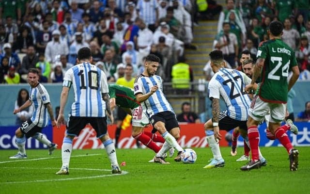 世界でも類を見ない「展開の遅さ」と「球際の強さ」という武器【カタールW杯の「優勝候補」アルゼンチン代表】(1)