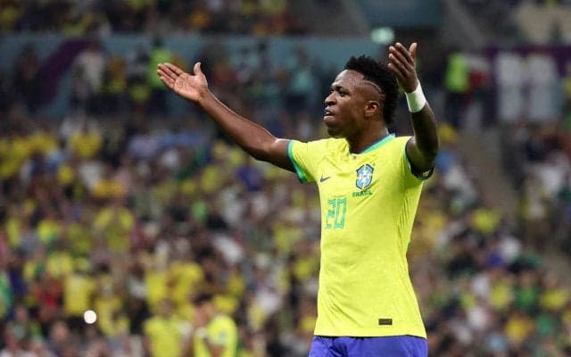 ブラックスーツにゴールドの組み合わせ、ブラジル代表ヴィニシウスが『GOLDEN CONCEPT』との新コラボ製品を公開