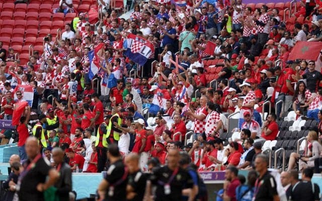 「最も美しいチア」「見えちゃう」セクシー衣装が物議のクロアチア女性サポ、より攻めた服と大胆ポーズで視線を集める「ワールドカップ」