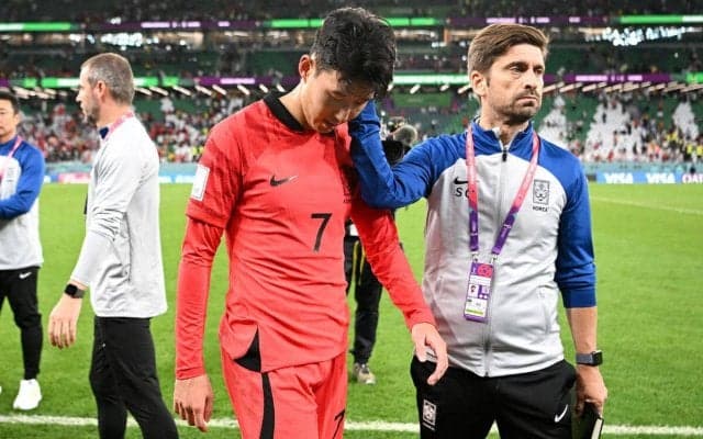「悲しい出来事だ」「今することじゃない」敗戦で涙のソン・フンミン、勝利したガーナのスタッフがピッチで写真要求し批判殺到