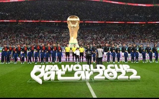 活動家がカタールW杯でピッチに侵入し試合中断…「ウクライナを救え、イランの女性に敬意を」と主張
