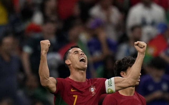 ｢ハグしてるの熱いな｣ポルトガル代表MFブルーノ・フェルナンデスによるC・ロナウドへのクロスが｢直接ゴール｣!! ファンから不仲説も囁かれていた2人の「得点直後の抱擁」にも注目