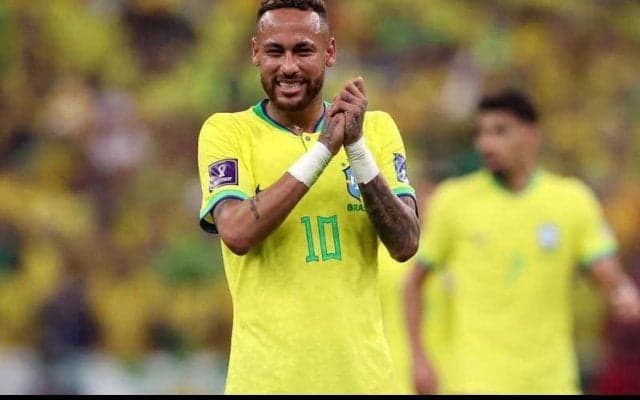 完成度高め！ブラジル観客席に現れたネイマールのそっくりさんに周囲の観客が殺到