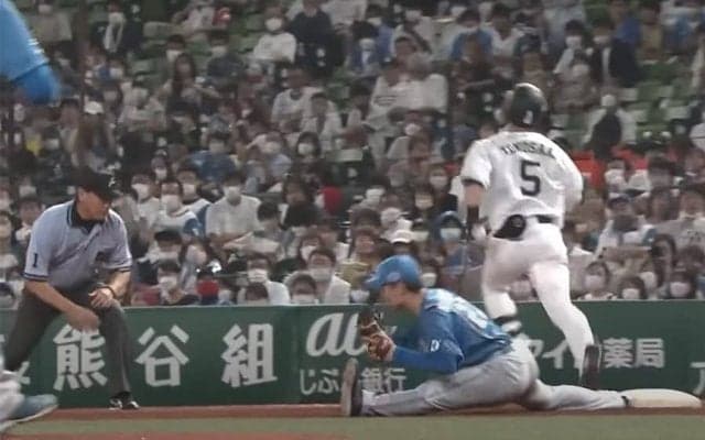 尻餅つく清宮の隣で…気まずそうな審判　全員混乱の“No.1珍判定”に「最大の賛辞を」