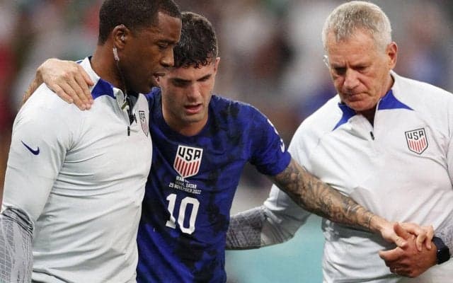 「キャプテン・アメリカだ！」「真のヒーロー」チームを決勝Tに導くゴールも負傷交代のプリシッチ、病院のベッドから勝利を祝うガッツポーズ！「心配しないで」