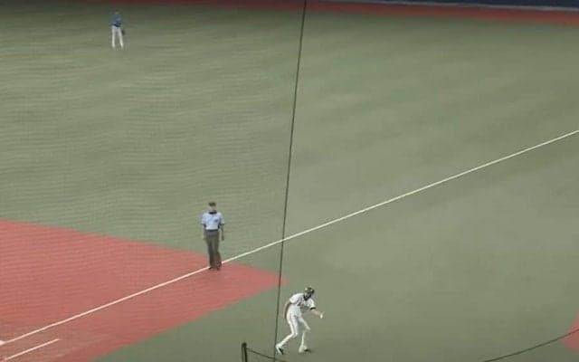 見落とし厳禁…痛烈打球でもグラブ不要「凄すぎる」　今季屈指の53歳“隠れ美技”