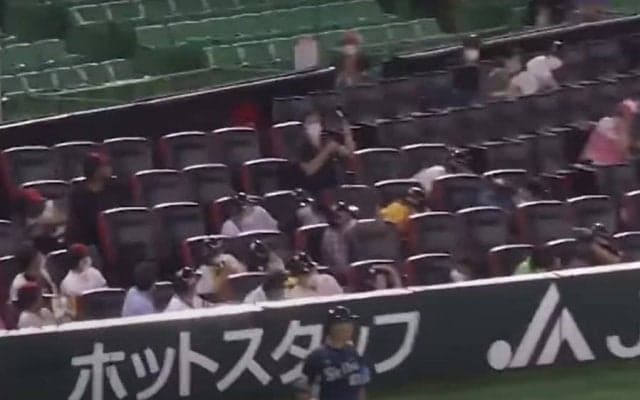 鷹ナインも喝采…「お客さん捕るの上手い」　今季屈指の“超反応”が「ナイスキャッチ」