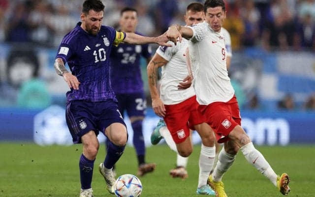 会話の内容は？ メッシとレヴァンドフスキが耳打ちで秘密の会話、憶測広まり「バルサでまた会おう」など大喜利状態