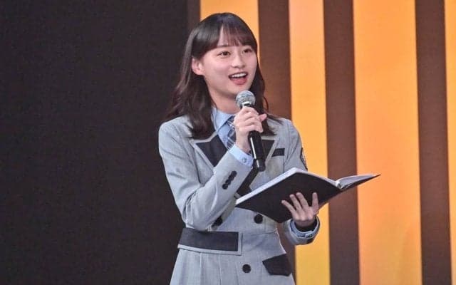 日向坂46影山優佳さん、「ローマカラー」のスウェットを着て横浜FM戦を現地観戦! カタールW杯で多忙を極める中、ファンからは「ちゃんと寝ているのか?」という声も