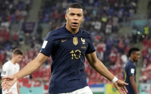 ｢想像の500倍エグい｣フランス代表FWムバッペの強烈シュートをチュニジア代表GKが「ビッグセーブ」! 前回大会王者から大金星あげる試合終盤のシュートストップ