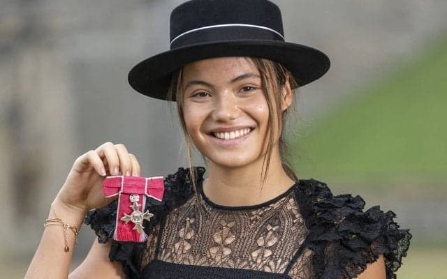 ラドゥカヌが大英帝国勲章を受章。チャールズ国王から勲章を授けられ「大変光栄なこと」