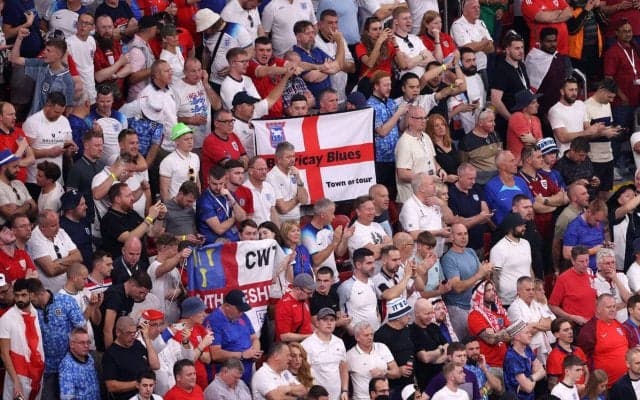 「本当に恥ずかしい行為」ゴミ拾いが話題の一方で、イングランドサポーターが中身入りのカップをみんなで投げ捨て炎上「アルコールを提供したくない理由だろう」