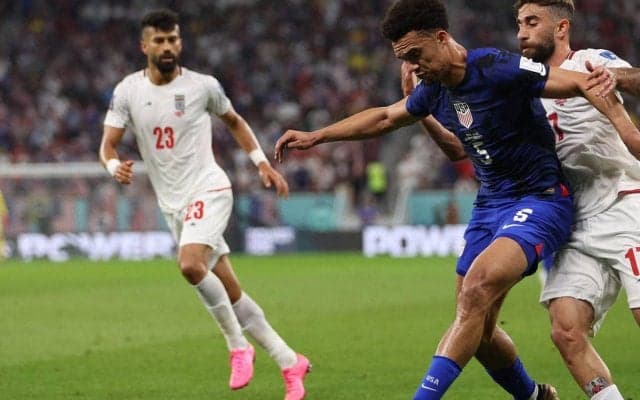 「涙が出た」「とても美しい瞬間」悲しみに暮れるイラン選手をアメリカ代表DFが抱擁「これが国際スポーツの意義」
